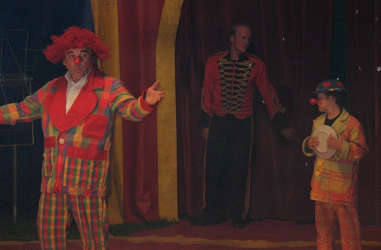 Klaun BAMBINO i klaun duży podczas występu w Idzikowicach