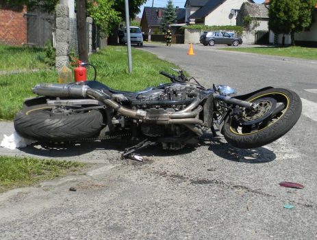 Motocykl Suzuki po zderzeniu z Alfa Romeo