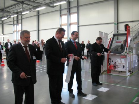 Przecięcie wstęgi - 10 lecie fabryki VELUX w Namysłowie