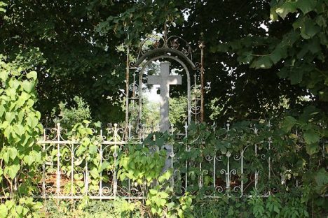 Kaplica na cmentarzy w Smogorzowie - grób pierwszych biskupów śląskich