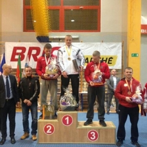 Radek na 1 miejscu podium wraz z trenerem i bratem Marcinem