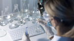 Badaczka trzymająca szkło laboratoryjne