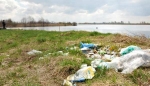 Śmieci nad zalewem w Michalicach.