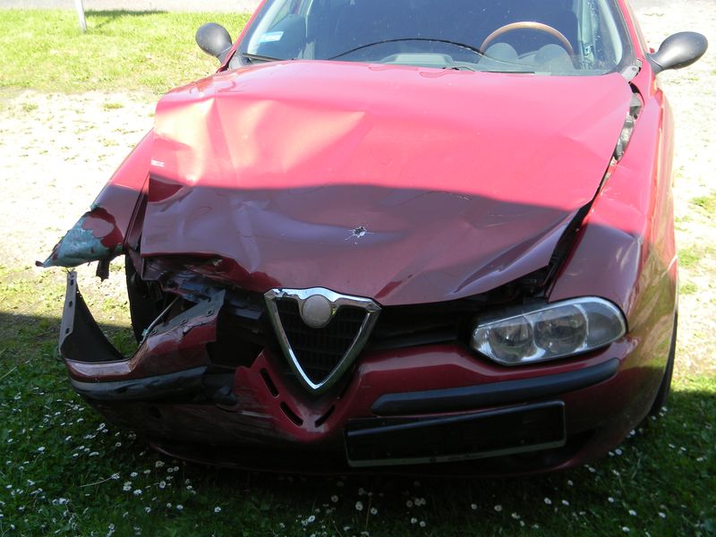 Alfa Romeo po zderzeniu z motocyklem